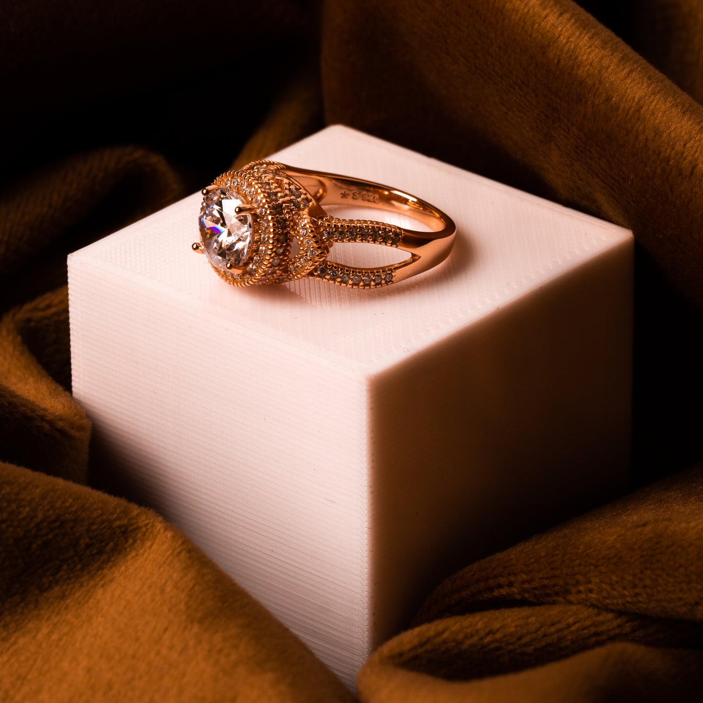 Rose Gold Queen’s Solitaire Delight